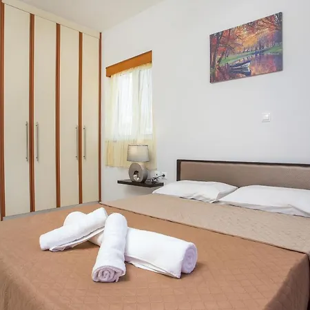 Ruby Apartment *